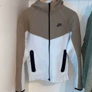 Nike tech fleece - Denna Nike tech fleece är bra skick använd 5/7 gånger inga fläckar köpt på jd 2023 storlek xs. Vill man köpa tröja separat så är det 800 och 750 för byxorna 