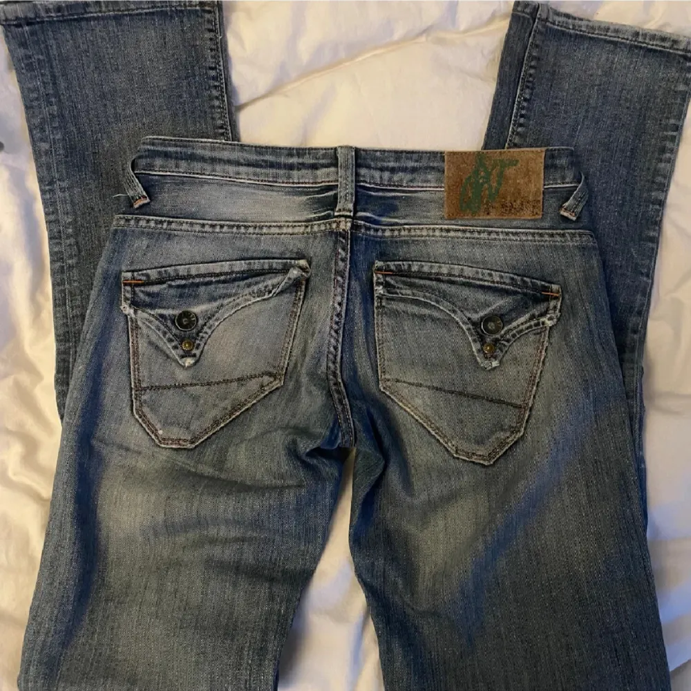 Säljer mina lågmidjade X-Shape jeans eftersom de är försmå.💞 Innerbenslängden: 81 cm Midjemått: 38 cm. Jeans & Byxor.