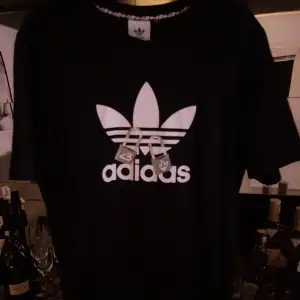 Adidas T-shirt, knappt använd och i storlek L 
