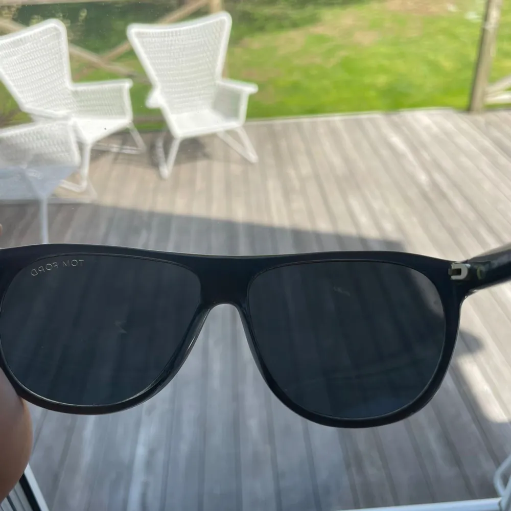 Feta Tom Ford solglasögon till sommaren. Dom är i bra skick bortsätt från dom två små repor (syns på sista bilden) Hör av dig för eventuella frågor 😁. Accessoarer.