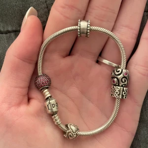 Pandora armband - Jätte fint pandora armband, alla berlocker kostar ca 400kr och srmbandet ca 600kr, så nypriset är ca 2500. Skriv vid prisförslag! Inget under 1500!