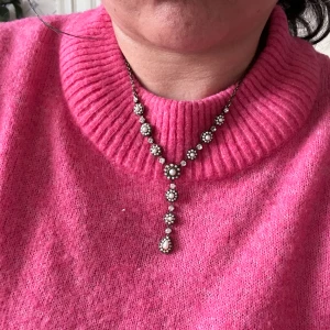 Halsband med blommor  - Fin halsband med blommor  