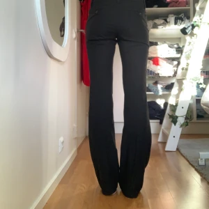 Lågmidjade bootcut kostymbyxor  - Säljer dessa fina lågmidjade bootcut kostymbyxor. De är insydda med symaskin. Längst ned på benet sticker de ut några små trådar från sömmen, men det är inget syns! Skriv vid frågor!
