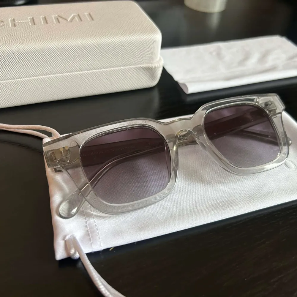 Säljer dessa så snygga solglasögon från Chimi i mycket bra skick- 04 grå💕💕. Övrigt.