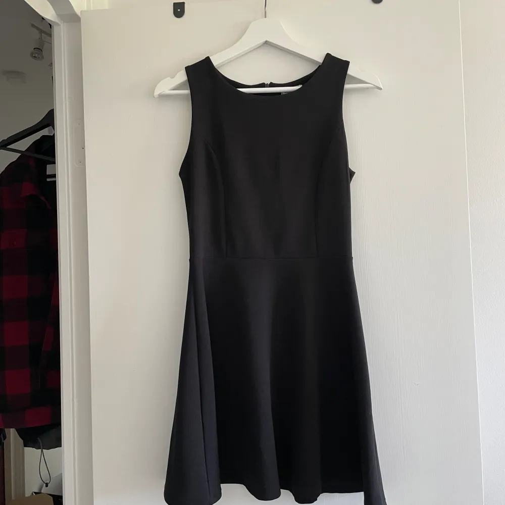Supersnygg klänning i storlek M. Använd men utan anmärkningar. Från size & needle. Klänningar.