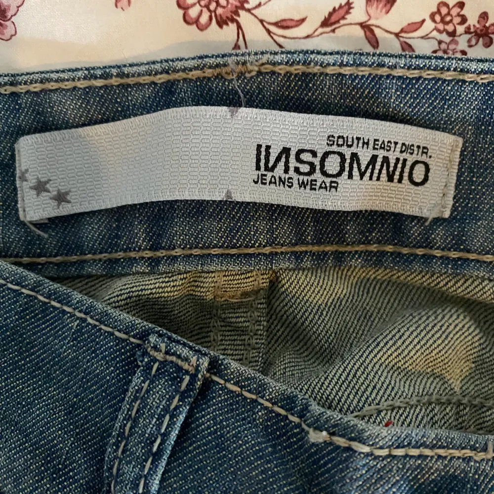Jättefina lågmidjade jeans! Säljer pga att dom är för små i midjan, jag skulle säga att dom passar någon som har storlek 34 eller 32. Jag är 168 cm och dom passar perfekt💕. Jeans & Byxor.