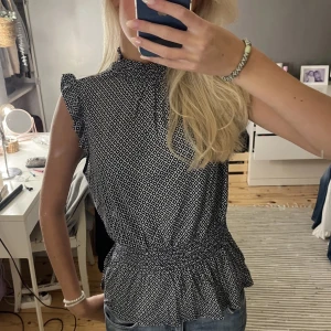 Blus - Jättesöt blus, kommer tyvärr inte till användning🩷