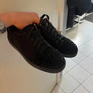 Christian Louboutin  - Hej, säljer nu mina loubs använda i typ en månad så fortfarande fräscha, strl 42 Men passar mig som har 43 Box och dustbag å allt annat följs med