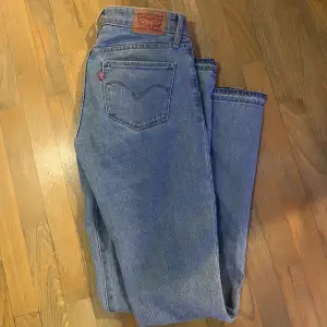 Fina Levis jeans, bootcut i gott skick, har sprättat upp sömmen själv vid byxans slut vilket jag tycker ger en extra detalj. Strl 25. Modellen heter 715 bootcut 🫶🏼 150kr 