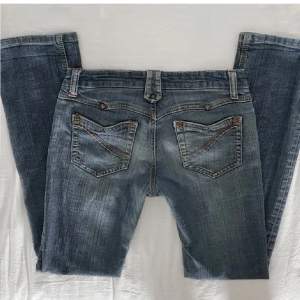 Skit snygga lågmidjade jeans från amisu med coola detaljer.🤍