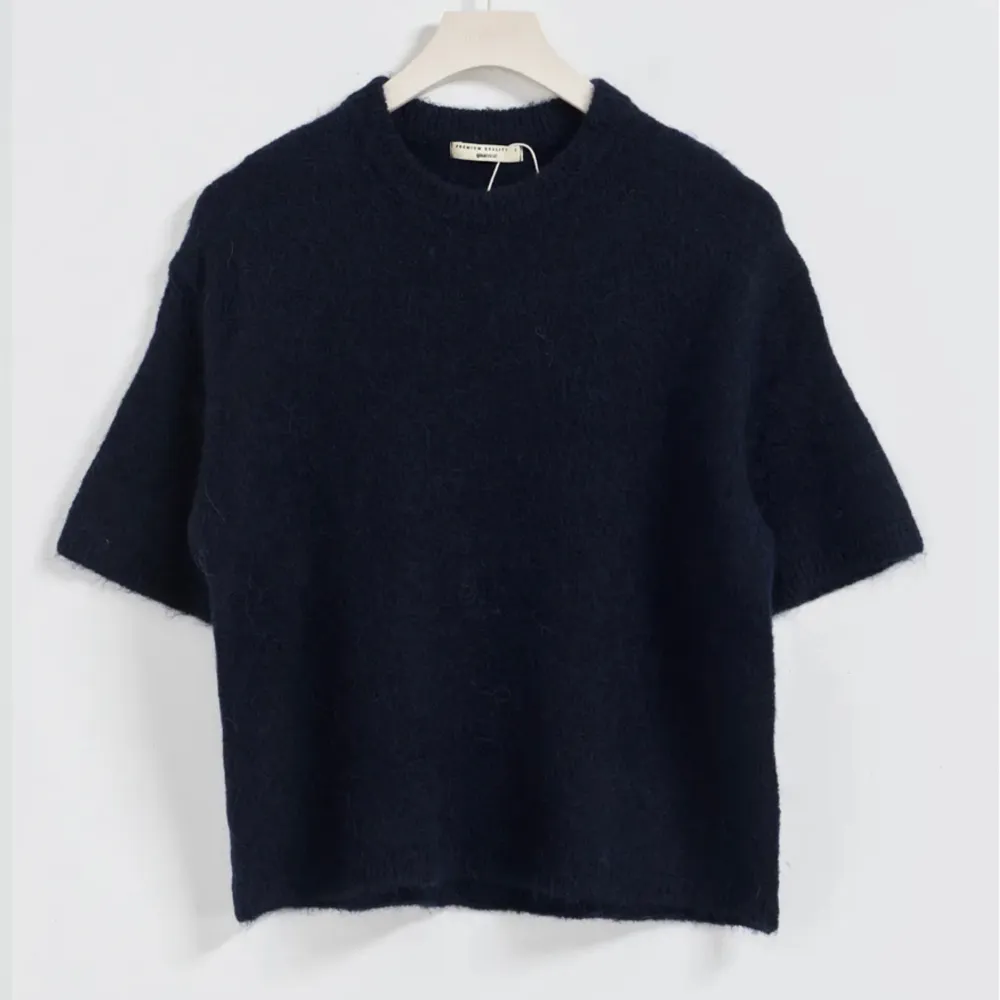 Säljer min fina marinblå stickade t shirt från Gina tricot! Storlek XS och sitter lite oversized. Toppenskick! Köp nu går bra 🥰 Sista bilden är egen!! . Toppar.