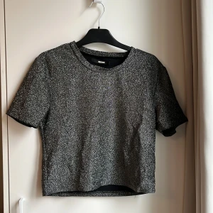 Glittrig topp från bikbok - Perfekt för nyår eller andra festliga tillfällen✨