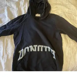 Säljer en hoodie ifrån Dondup. Den är i storlek (M) och i skick 10/10 (nyskick) Inköpspris (2500) säljes för 1350