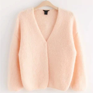 Cardigan - Säljer denna kofta från lindex i färgen light coral. Slutsåld på hemsidan. Superfin till sommaren. Säljer pga att jag inte får användning av den. Köpt för 499