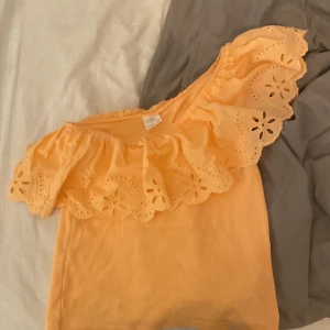 Gullig zara tröja - Tröja från zaras barnavdelning, fint skick använd Max 5 gånger köpt förra sommaren finns ej kvar att köpa tror jag