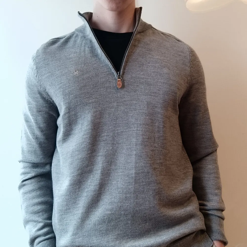 Grå Morris halfzip i 100% merinoull | storlek M | Bra skick | Nypris: ca 1800 kr | Vårat pris: 499 kr | Skriv vid intresse eller frågor!. Tröjor & Koftor.