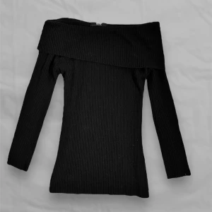 svart foldover stickad tröja  - Off shoulder vintage foldover stickad osymmetrisk tröja från Next, strl L💕 // bredd 33cm, längd 60cm, ärmarna 46cm