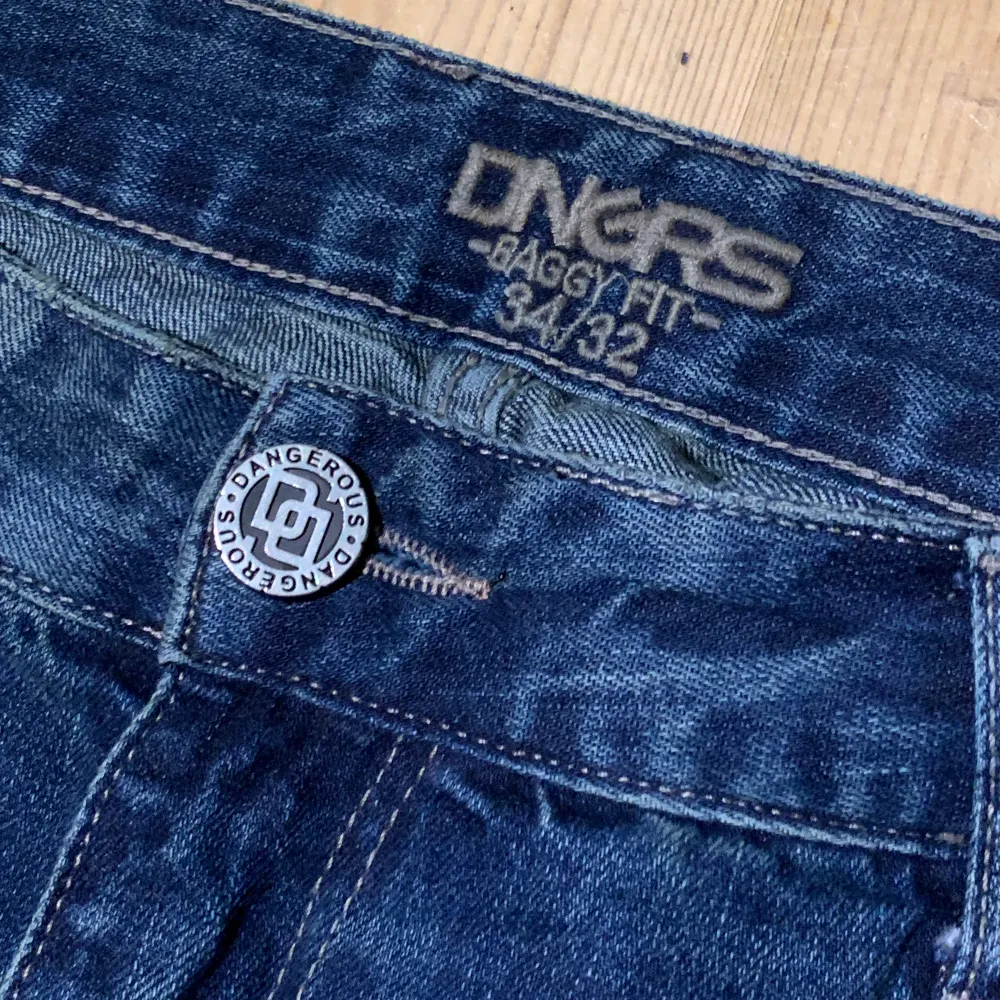 DNGRS jeans i storlek W34/L32. Jag på bilden är 180 cm. Mått: ytterbenslängd - 108 cm, midjemått - 44 cm, benöppning - 27 cm. Skriv för fler bilder och frågor!. Jeans & Byxor.