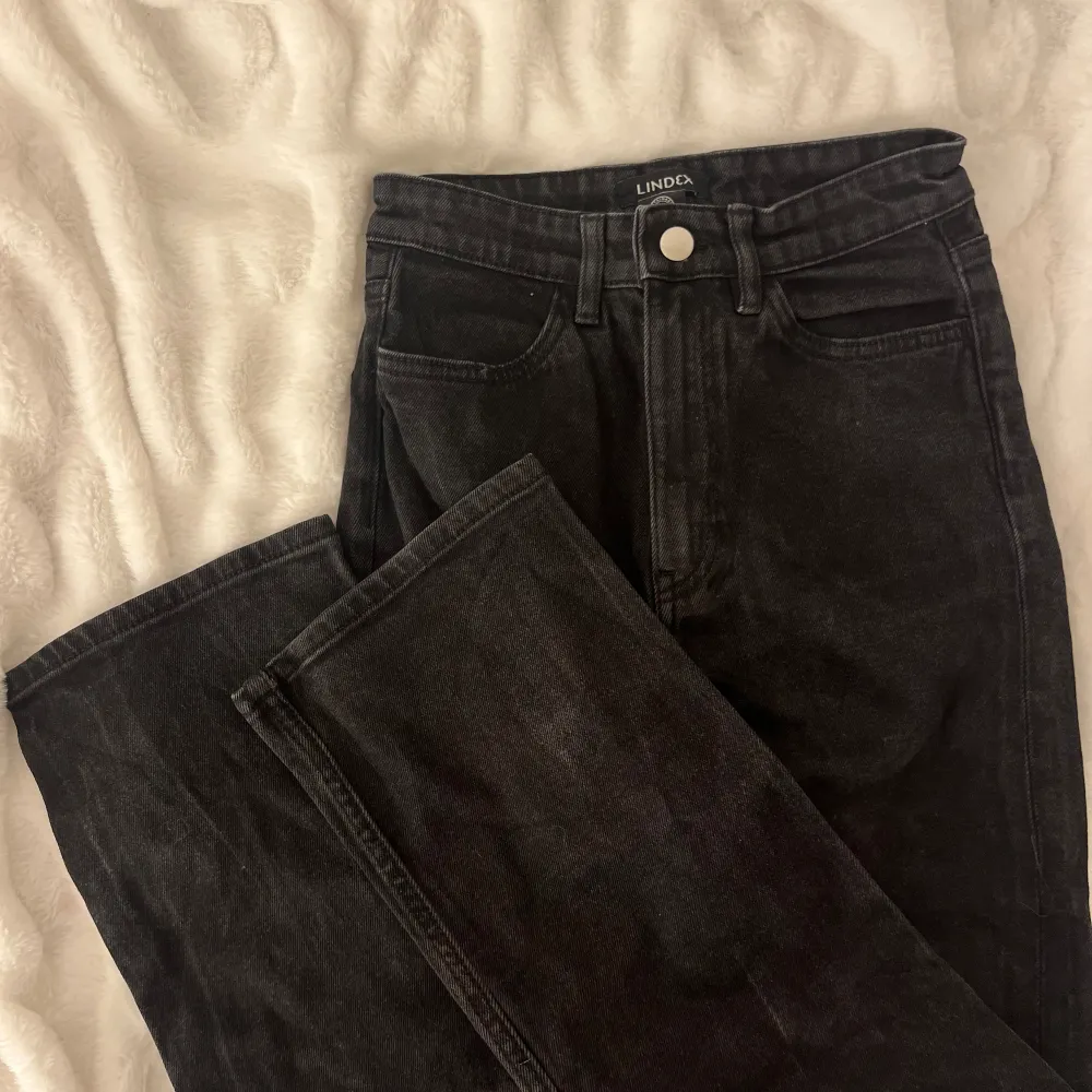 säljer ett par jeans i modellen ”straight” från lindex då de tyvärr inte har kommit till användning! bra skick & köpta för ca 400 kr, men säljer för lägre & billigare pris med anledning av att jag vill bli av med dom🤍 skriv vid intresse!. Jeans & Byxor.