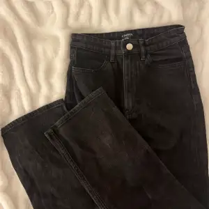 säljer ett par jeans i modellen ”straight” från lindex då de tyvärr inte har kommit till användning! bra skick & köpta för ca 400 kr, men säljer för lägre & billigare pris med anledning av att jag vill bli av med dom🤍 skriv vid intresse!