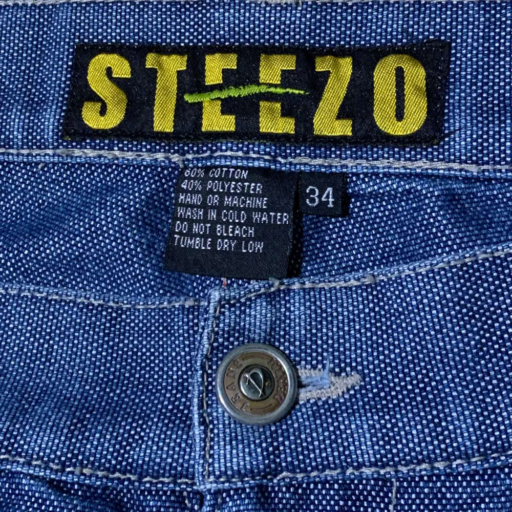 Steezo jeans i storlek W34. Är lite slitna längst ner. Jag på bilden är 180 cm. Mått: ytterbenslängd - 105 cm, midjemått - 41 cm, benöppning - 26 cm. Skriv för fler bilder och frågor!. Jeans & Byxor.