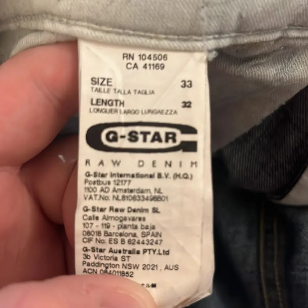 Lite udda form på byxorna, skicket är 9/10 säljer dom för att det inte riktigt är min stil. Jeans & Byxor.