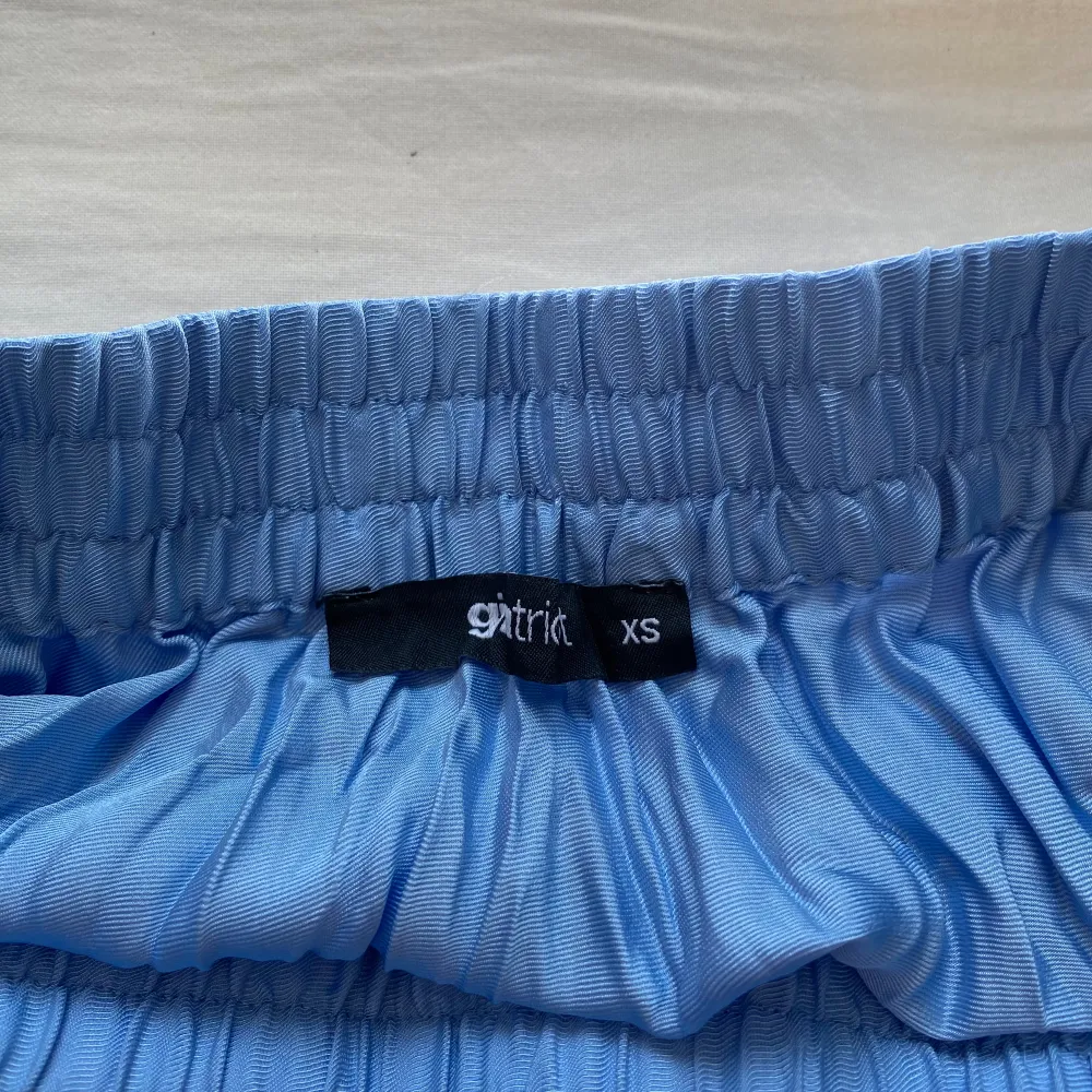 Blå kjol från Gina Tricot ❣️ Säljer då den är för liten på mig // använd gärna köp nu! 🤍. Kjolar.