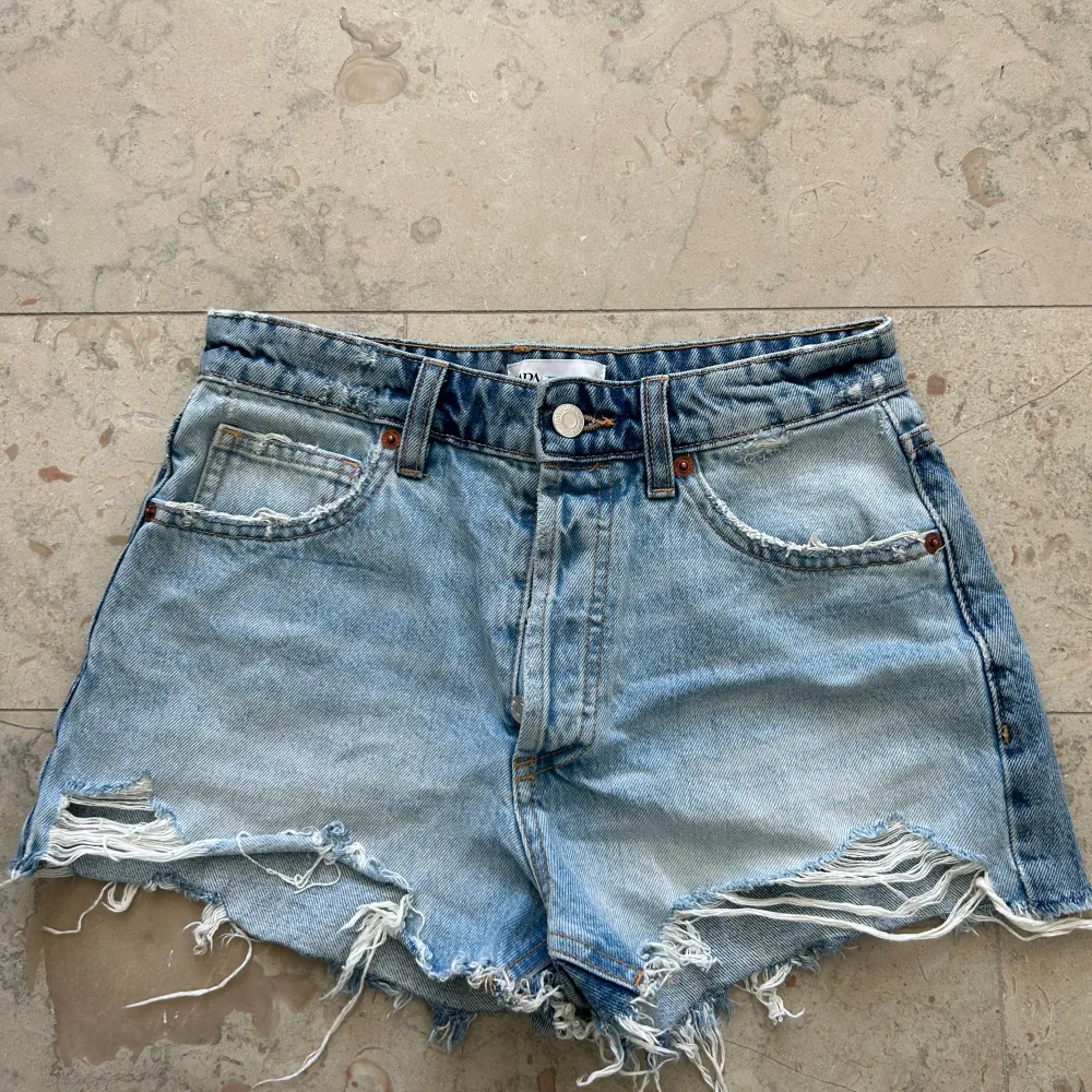 Säljer dessa as coola jeansshorts med två olika färgen ifrån zara i storlek 32💓💓. Shorts.