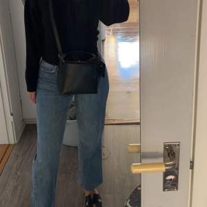 Superfina Mom-jeans i strl 38 från Zara (liten i storleken). Tyvärr för små