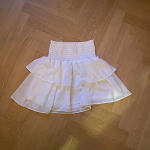 Vit volangkjol  - Vit volangkjol som är perfekt för vår och sommar💛 Köpt på Zalando, slutsåld på deras hemsida!