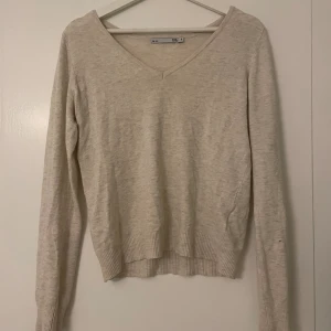 Finstickad Tröja - Lager 157 - Säljer en beige finstickad tröja ifrån Lager 157 då den knappt är använd!❤️ Plagget är som sagt knappt använd därav är den i gott skick.  V-ringad hals samt att tröjan är ganska stretchig. *Tvättas Alltid*