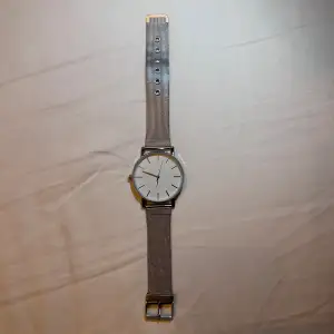 Säljer nu denna klockan då jag inte får användning av den. Den är stilren och passar både tjejer och killar. Bandet går att justera skriv för mer bilder!✌️