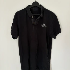 Peak performance piké  - Säljer en snygg piké performance piké i ett fel fritt skick. Det står XXL storlek men de är för att de är barn, det är som M-L