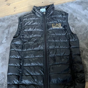 Ea7 väst ny skick!!!!  - Hej säljer nu denna västen för 400kr och köpte den för 999 på rea pris men skulle eg kostat 1459kr! Den är i ny skick och inget är itu. Om ni undrar något bara hör av er! 😀