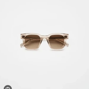 Chimi 04 ecru - Säljer mina Chimis i 04 modellen färg Ecru 🤎 nypris är 1350, jag säljer för 500! Priset kan dock diskuteras vid snabb affär 🥰 Box ingår självklart ✨