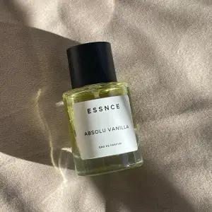 Säljer min Absolu Vanilla 50ML parfym från Essnce, som ni ser har jag använt lite av den. Det är en dupe av Kayali Vanilla 28 som jag redan har, därav säljer jag den. Luktar verkligen vaniljbakelse! 