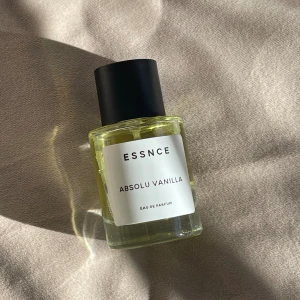 Essnce Absolu Vanilla 50ML - Säljer min Absolu Vanilla 50ML parfym från Essnce, som ni ser har jag använt lite av den. Det är en dupe av Kayali Vanilla 28 som jag redan har, därav säljer jag den. Luktar verkligen vaniljbakelse! 