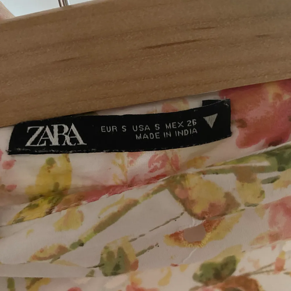 En gullig kjol från Zara, sparsamt använd och inga defekter💗. Kjolar.