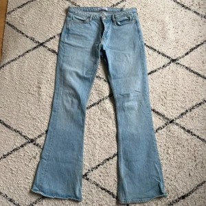 Zara jeans  - Zara jeans som är använda 2 gånger Max, slitna eftersom dem är för långa för mig vid fötterna! Lågmidjade och bootcut💕Jag är 174