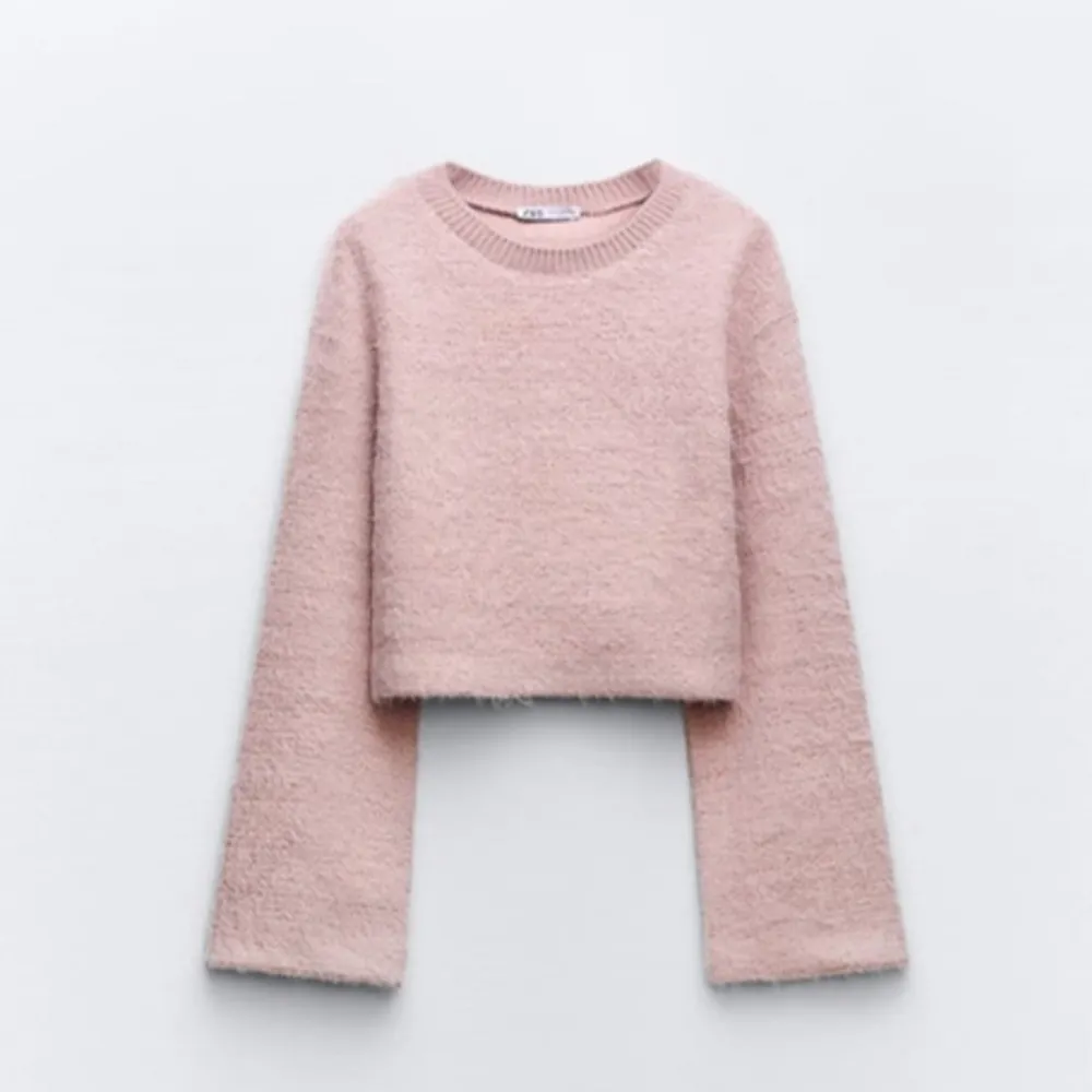 Säljer denna rosa lite kortare stickade tröja från zara💕💕. Stickat.