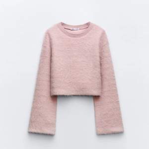 Säljer denna rosa lite kortare stickade tröja från zara💕💕