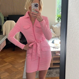 Rosa jeans klänning - Rosa jeans klänning i stretchig🤍 perfekt till festival! 
