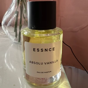 Essnce vanilj Parfym - Säljer då jag inte gillar lukten så mycket. Har sprayat kanske 5 gånger ungefär. Ordinarie pris- 390kr