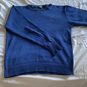 Stickad Ralph lauren tröja - Jag säljer nu min stickade Ralph lauren tröja i färgen blå pga att den har blivit för lite för mig. Storleken är ”18”, det vill säga att den passar dig som bär XS. Hör av dig om du funderar över något!