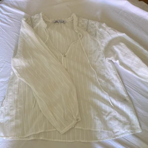 Vit blus zara - Säljer denna vita blus från Zara, säljer pågrund av ingen användning🥰