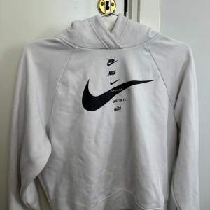 Nike hoodie i storlek xs.  Är nobbeig och finns lite mörka fläckar.  Skick ok. Är hel. 