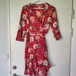 GUESS blommig klänning  - Klänning använd någon enstaka gång från märket GUESS