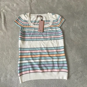 Tröja - Tröja från Gang Lian i storlek M (158). Det e mycket stretchigt material, helt ny och lappen sitter på. Köp gärna via köp-nu funktionen 💞