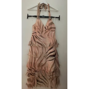 Ball klänning - Supercool klänning från Morgan. Sitter som en S. Perfekt till sommaren!