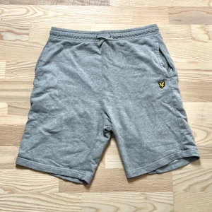 Lyle scott shorts  - Säljer dessa Lyle scott shorts som är i väldigt fint skick. Köpta på kidsbrandstore för 350kr. Storlek 14-15 år. 